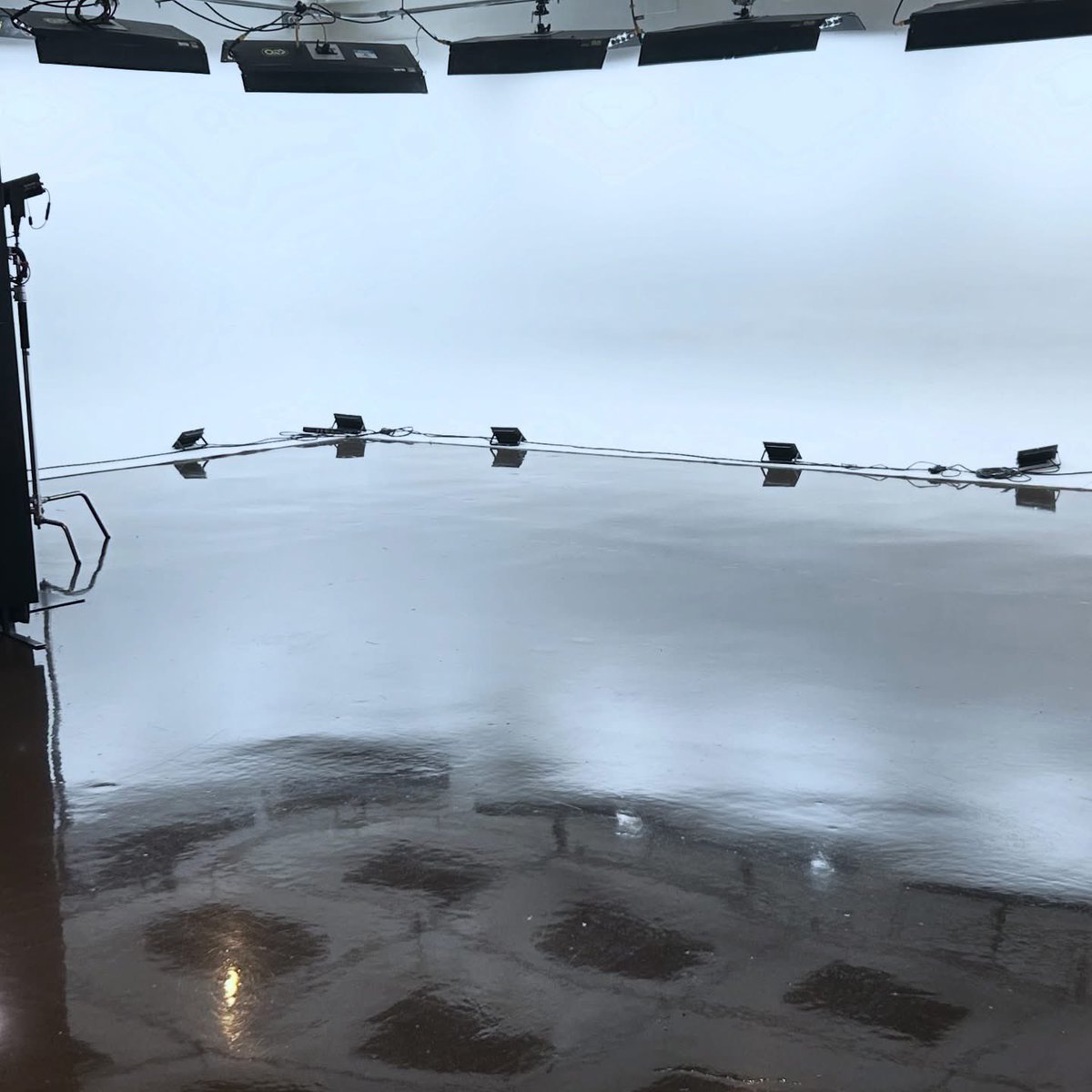 LPLandry's tweet photo. ✨ Ça brille chez @PQMnet à Montréal… 

Cet été, notre studio de Montréal s’offre un nouveau look 😎

✅ Nouveau plancher ✨

✅ Nouvelle Peinture 

✅ Nouveau décor

✅ Un espace prêt à inspirer vos prochains #webinaires, #webdiffusions ou #balados 🎬🎥🎙️ https://t.co/qAEvAObqe8