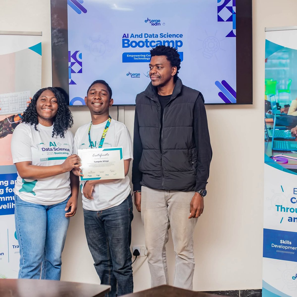 paulatsu2323's tweet image. Just wrapped up an impactful 3-day AI &amp;amp; Data Science Bootcamp 2025 by Emerge Livelihoods!
@MissJoa27 -MD’s message: “The future belongs to those who innovate.”
Facilitator #WizaMsuku: “We’ve only just begun unlocking Africa’s data potential.”

 #AIDataScience #EmergeLearn