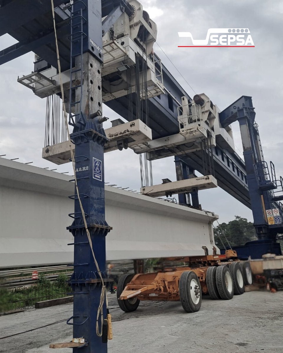 SEPSACV's tweet photo. 🚧 Lanzado de trabes AASHTO tipo IV y V a 45°. Montaje ejecutado con control de calidad y seguridad. ✅🔛

#aashto #trabes #prefabricados #montaje #obra #obracivil #lanzadora #puente #ingenieriacivil  #infraestructura #calidad #construction https://t.co/8BJxwJxel4