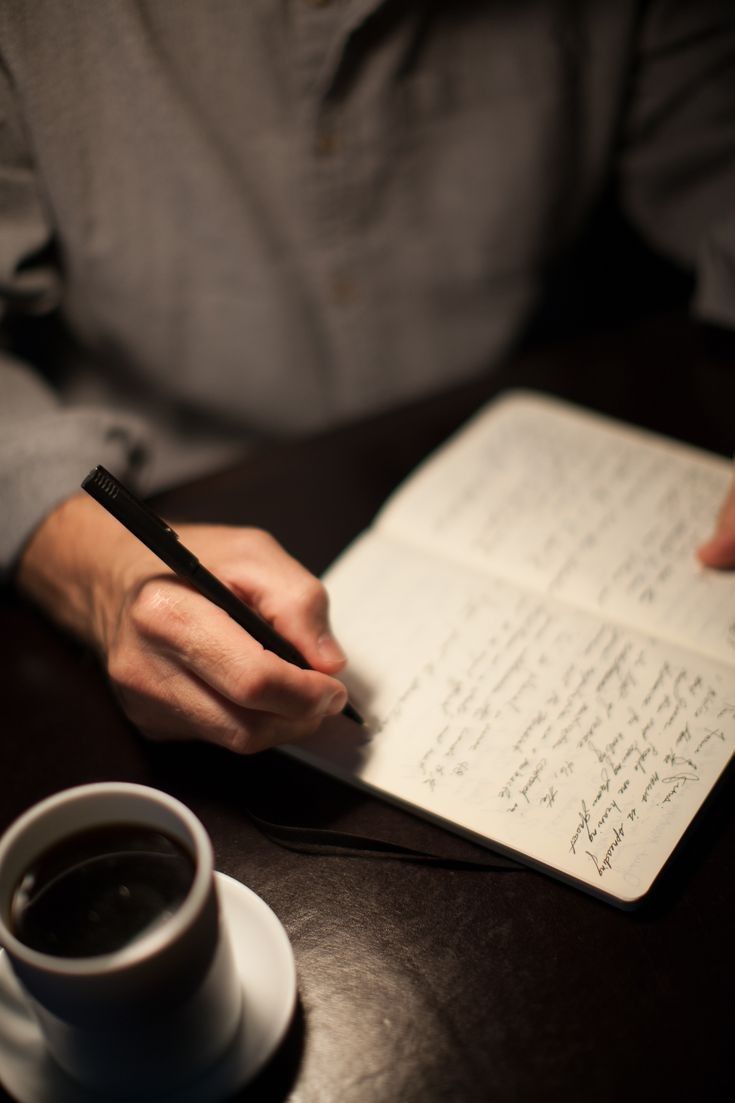 Nigromante18's tweet photo. Cada quien tiene 
su manera de soñar,
de reír y de sufrir,
de llorar y disfrutar,
y hasta de vivir...
¡A mi me gusta escribir! https://t.co/MQ7ZVytfDt