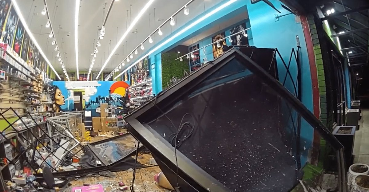 West Seattle Smoke Shop victim of smash and grab burglary

westsideseattle.com/robinson-paper…