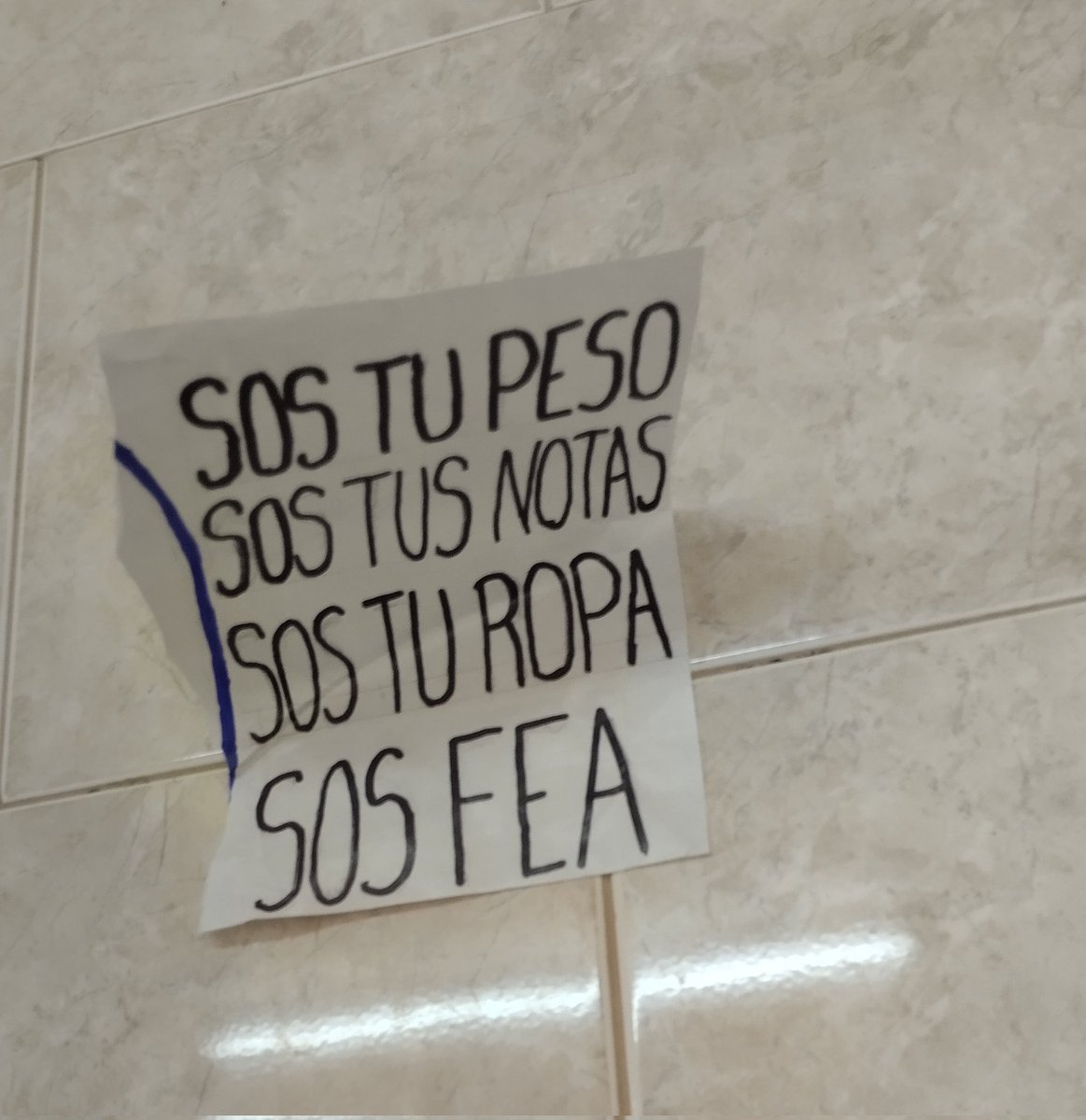 los cartelitos en el baño de mi cole 🥰