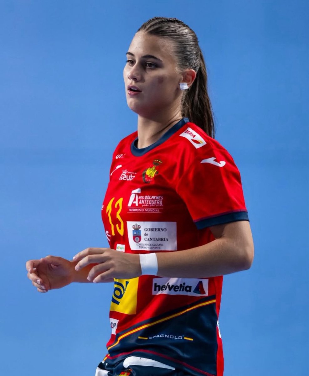 Lucía Moreno i la U17, per una plaça per la final de la EHF Euro! 💜

El combinat nacional s’enfronta contra Croàcia a semifinals, amb la mirada posada a les medalles.

Molta sort, equip! 
#HandbolALesIlles