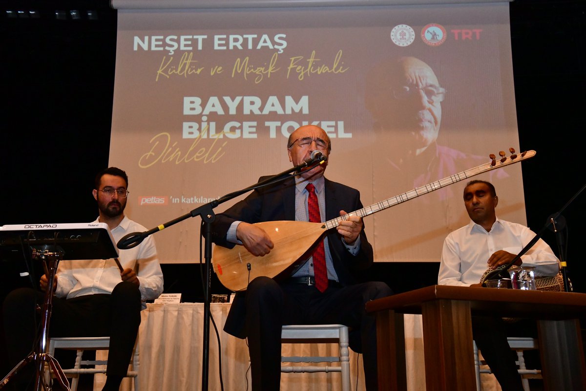 Neşet Ertaş Kültür ve Müzik Festivali Açılış Programı düzenlendi. 
Sanatçı, yazar Bayram Bilge Tokel, Neşet Ertaş üzerine bir söyleşi gerçekleştirdi, ardından ustanın türkülerinden seslendirdi.
#NesetErtaş
#NeşetErtaşKültürVeMüzikFestivali