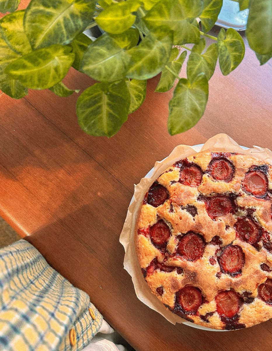 Ура! розпочався сезон слив
а це означає лише те, що сливовий пиріг із корицею випікається тепер кожних два дні