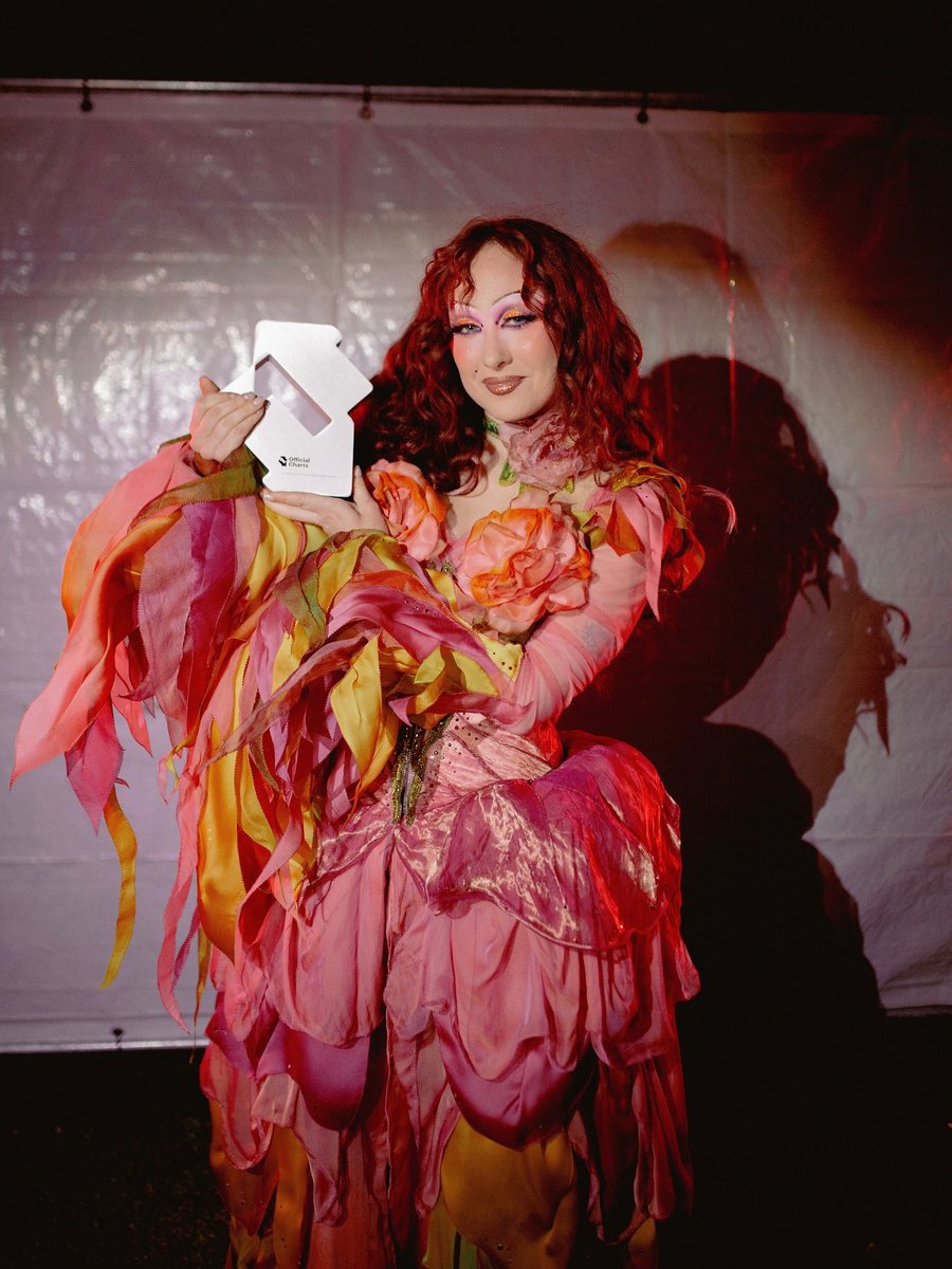 Chappell Roan’s ‘The Subway’ debuts at #1 on the official UK singles chart! 🩷