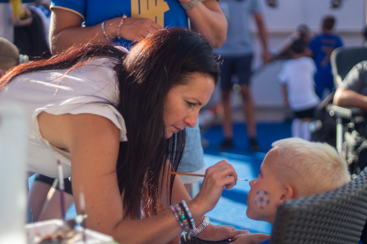 Match day 🤝 Pre-match Fan Park trip!

Tag us in your favourite Fan Park selfies! 💙