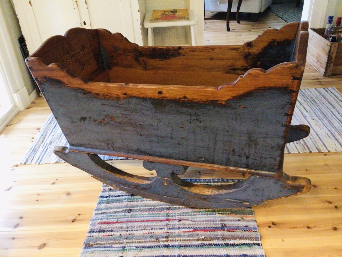 Min vagga som jag ropade in på auktion, Norrland 1800-tal. Det kommer en bebis hit i morgon så vaggan ska pimpas. Mtp slitaget kan man bara fantisera om hur många händer som har  gungat den. ❤️