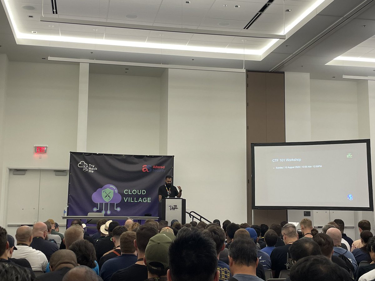 Starting my day with <a href="/jayeshsch/">Jayesh Singh Chauhan</a> kicking off <a href="/cloudvillage_dc/">Cloud Village</a> and it’s all so houseful !!!!