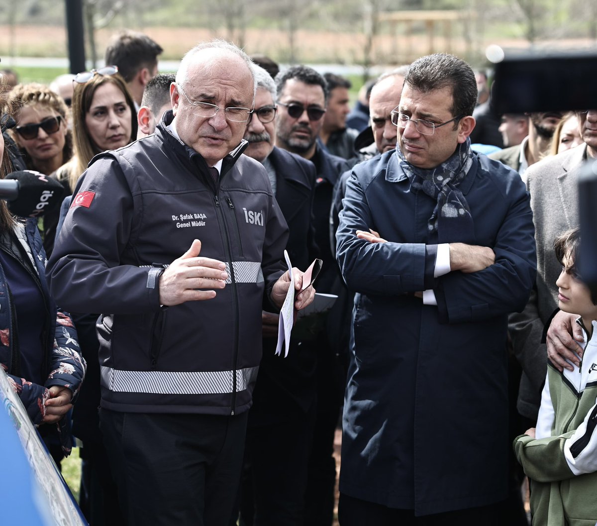 SafakBasa's tweet photo. Bugün İSKİ’de 6. hizmet yılımı doldurdum. Bunun son üç yılında Genel Müdür olarak görev yaptım. Sayın Başkanımız Ekrem İmamoğlu’nun liderliğinde mesai arkadaşlarımızla birlikte 7/24 çalışarak İstanbul halkına hizmet yolunda bir çok projeyi hayata geçirdik. Sağlam altyapı sağlam gelecek anlayışıyla güncel değeri 200 milyarı geçen çevre ve altyapı yatırımını gerçekleştirdik. İstanbul’u asla susuz bırakmadık, su kaynaklarımızı ve havzalarımızı korumak için mücadele verdik. Maalesef son üç ay görevimin başında olamadım. Ancak kurumsal yapısını oldukça güçlendirdiğimiz İSKİ’deki yol arkadaşlarım ve kendini suya adamış İSKİ emekçileri yokluğumuzu biran bile aratmadılar. Koşullar ne olursa olsun İstanbul’un en stratejik kurumlarından biri olan İSKİ, bu kadim şehre hizmete devam edecek. Bize güvenmeye devam edin!