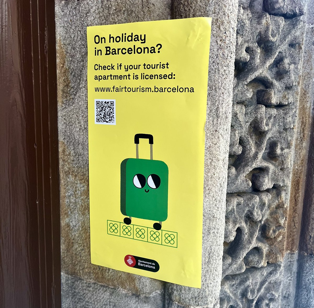 Veig que l’Ajuntament de Barcelona continua externalitzant en els ciutadans, en aquest cas estrangers, les seves responsabilitats. Qui ha de vetllar per la legalitat dels establiments turístics és l’Ajuntament de Barcelona, no el turista. I qui no tingui llicència: se’l precinta.