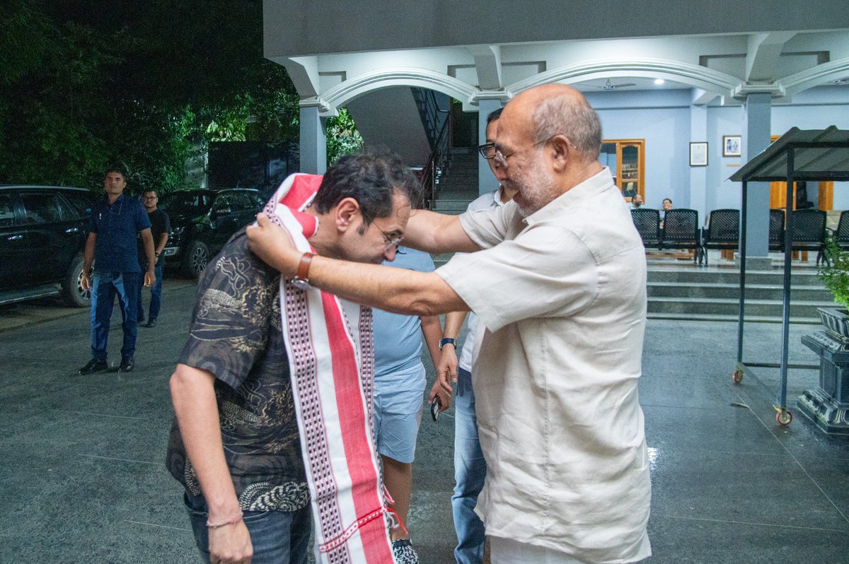 ukhrultimes's tweet image. #UTSnippet: TIPRA Motha Party chief and titular king #PradyotManikya greeted at the residence of former chief minister of #Manipur, N Biren Singh on Friday.

“Manipur and #Tripura share deep historical ties and a cordial relationship that continues to this day. As both our states…