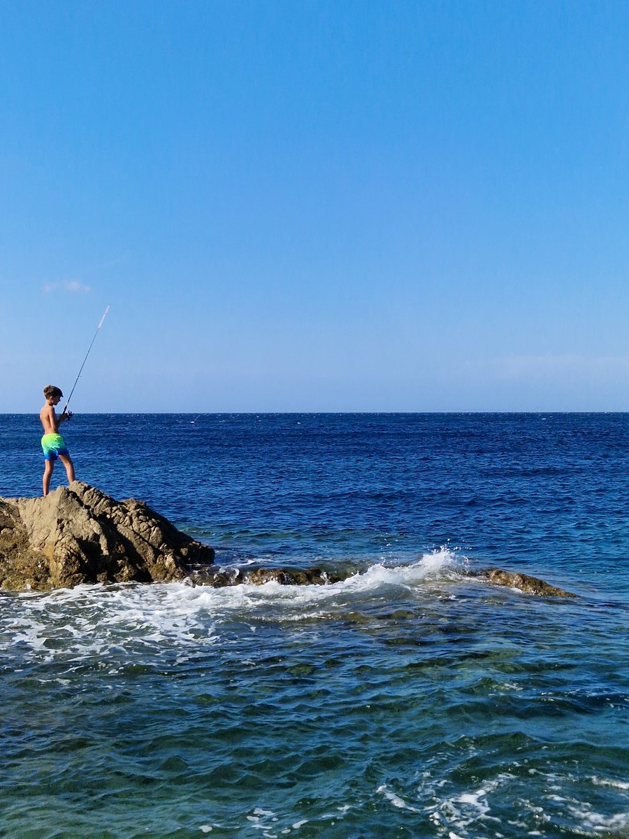 Niente può avvicinarsi alla bellezza di due fratelli che vanno a pesca  scalzi sugli scogli. Hanno tutta l'estate davanti e ricorderanno queste estati sarde come il tempo più spensierato della loro vita, e sicuro, proveranno una nostalgia lancinante, quasi come quella che provo