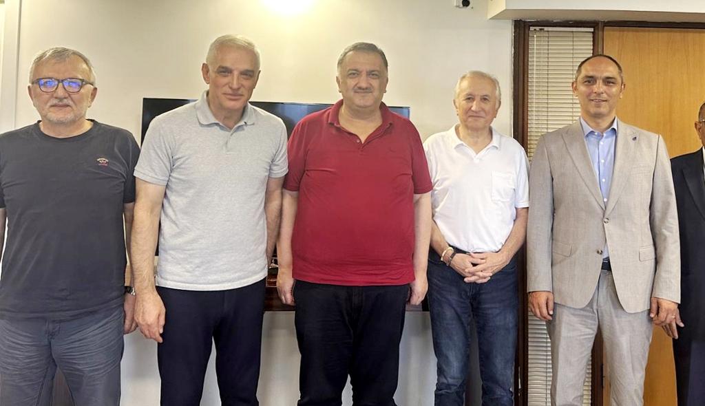 Karar Gazetesi’ni ziyaret ederek Genel Yayın Yönetmeni İbrahim Kiras, köşe yazarları Mustafa Karaalioğlu, Mehmet Ocaktan ve Yusuf Ziya Cömert ile bir araya geldik. 

Sıcak gündeme, Türkiye’nin bugününe ve yarınına dair verimli bir fikir alışverişi gerçekleştirdik.

Fikirlerin