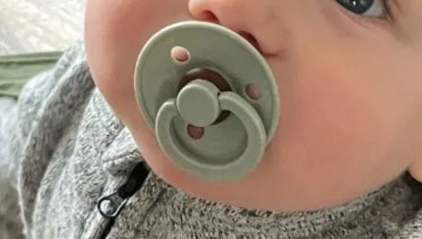 Hace años en un viaje alquilé un airbnb y memoricé el teléfono de la chica que nos facilitó las llaves.
Desde entonces, aunque no interactuamos, he ido viendo sus stories de Whatsapp.
Acaba de tener su primer hijo después de un tratamiento de fertilidad y no sé si felicitarla.