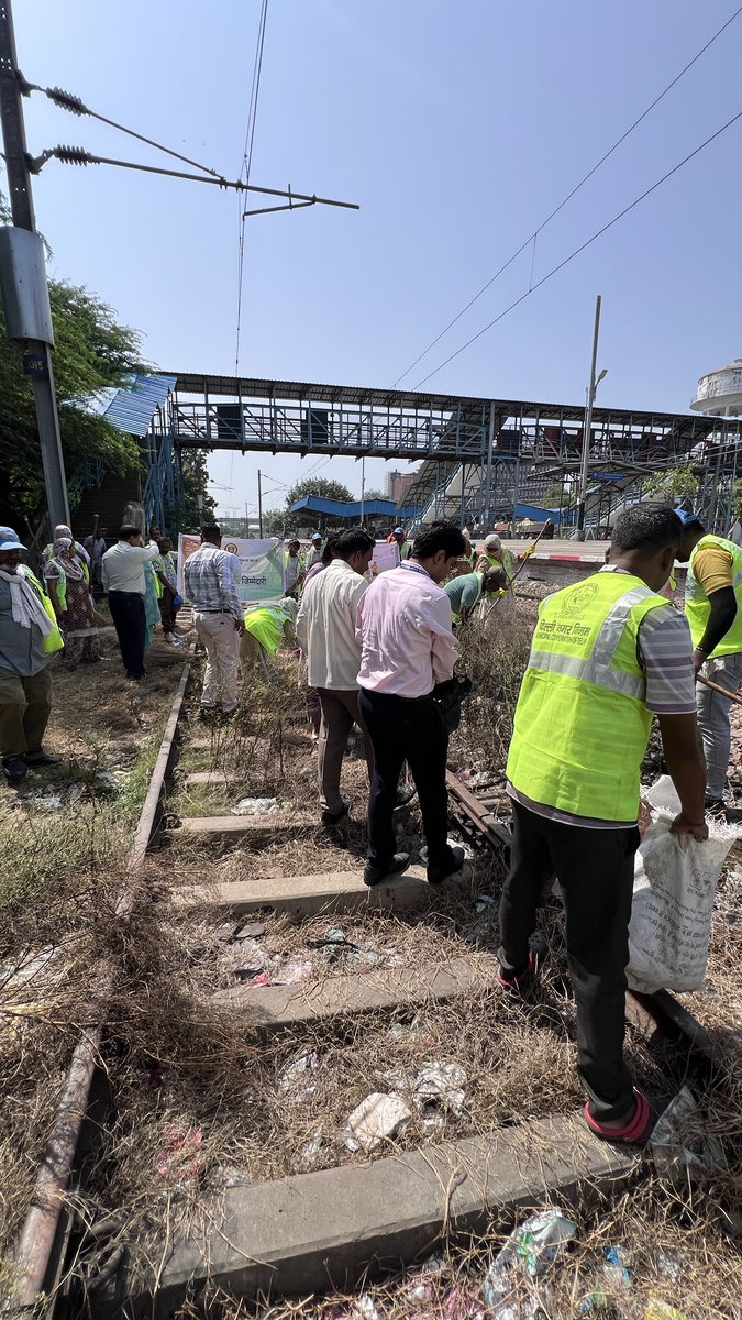 DC OFC Central Zone MCD (@dccnzmcd) on Twitter photo Cleaning of Railway track at okhla railway station being undertaken in CNZ with active participation of 50+ safaikaramcharis , MCD and Railway Officials.
#delhikokudedeazadi
<a href="/LtGovDelhi/">LG Delhi</a>
<a href="/CMODelhi/">CMO Delhi</a> <a href="/AshwaniKumar_92/">Ashwani Kumar</a> <a href="/RajaiqbalSingh3/">Raja Iqbal Singh</a> <a href="/SBM_MCD/">Swachh Survekshan MCD</a> <a href="/shashvat_IAS/">Shashvat Saurabh 🇮🇳</a> <a href="/impriyankagoel/">PRIYANKA GOEL</a> Cleaning of Railway track at okhla railway station being undertaken in CNZ with active participation of 50+ safaikaramcharis , MCD and Railway Officials.
#delhikokudedeazadi
<a href="/LtGovDelhi/">LG Delhi</a>
<a href="/CMODelhi/">CMO Delhi</a> <a href="/AshwaniKumar_92/">Ashwani Kumar</a> <a href="/RajaiqbalSingh3/">Raja Iqbal Singh</a> <a href="/SBM_MCD/">Swachh Survekshan MCD</a> <a href="/shashvat_IAS/">Shashvat Saurabh 🇮🇳</a> <a href="/impriyankagoel/">PRIYANKA GOEL</a>