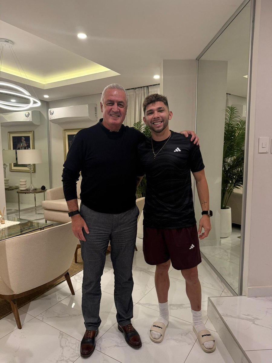 📍Gustavo Alfaro se reunió con Julio Enciso en la casa del joven albirrojo.

🇬🇧  En los próximos días, Enciso viajará a Inglaterra para continuar con su recuperación.

 🙌🏻Hay optimismo en que llegará en condiciones al partido frente a Ecuador.

Vía: <a href="/FerJoseG/">Fernando 'Norio' Medina</a>