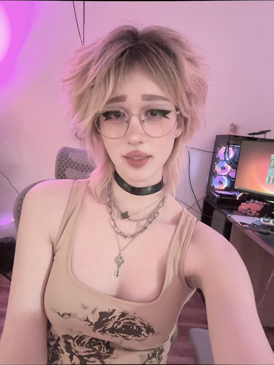 Im live on twitch rn if u care :3
 twitch.tv/hamihime_