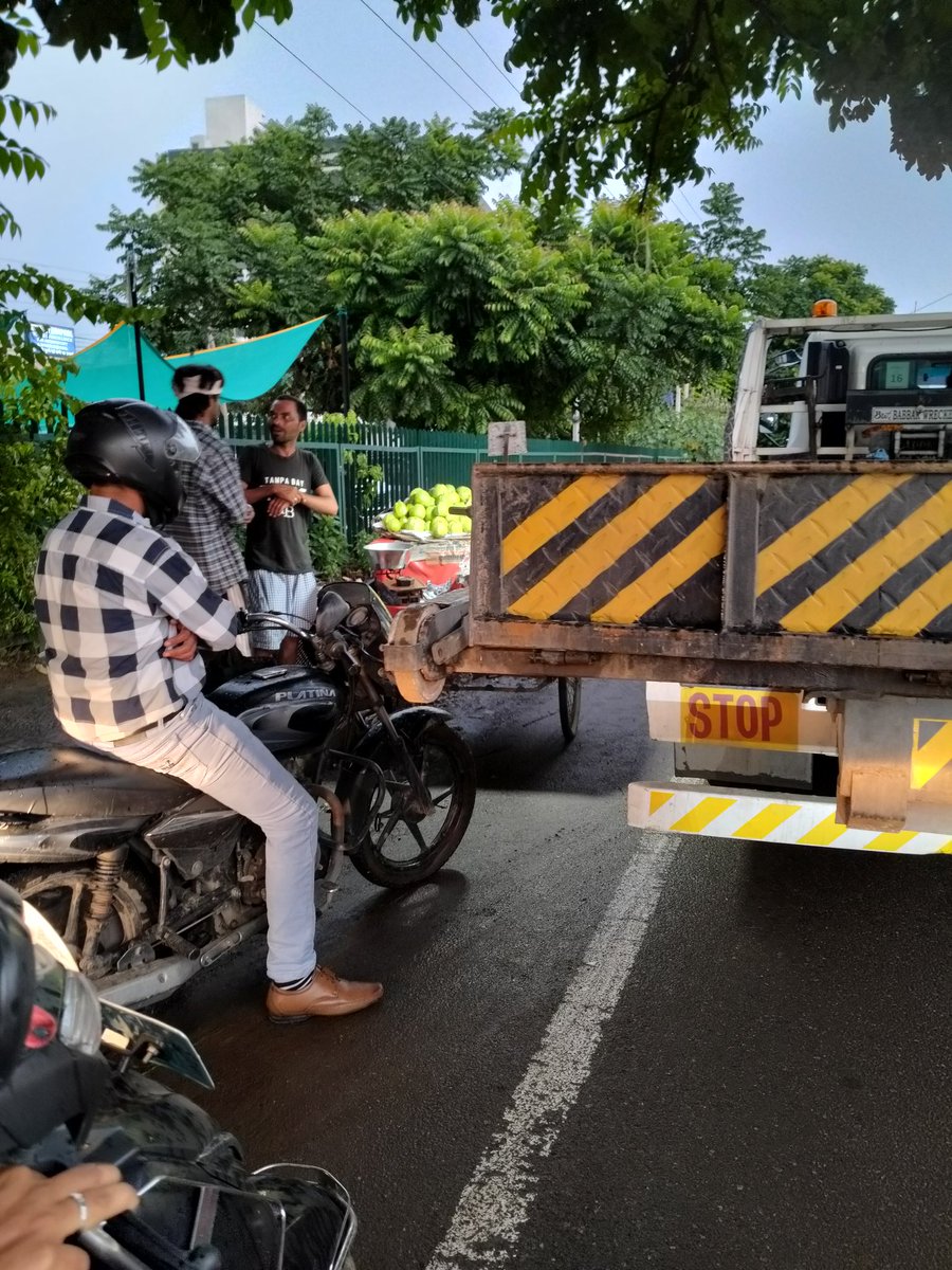 ParthaB34769052's tweet photo. Roadside fruit vendors in #Panchkula, are causing serious Traffic Issues. Cars halt on the road to buy fruits, creating congestion and blocking small vehicles. This increases accident risks and needs immediate control by authorities.
#Pic: Sec-20 https://t.co/ZC61VqzpbJ