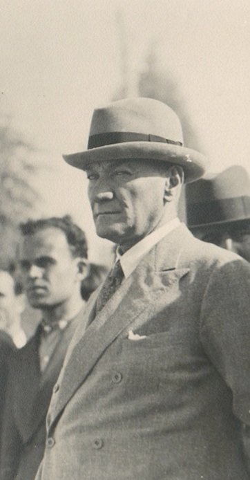 "Büyük Millet Meclisi'nde, Türk milletinin gözü önünde açıkça konuşulamayacak hiçbir iş yoktur."

Atatürk - 1930