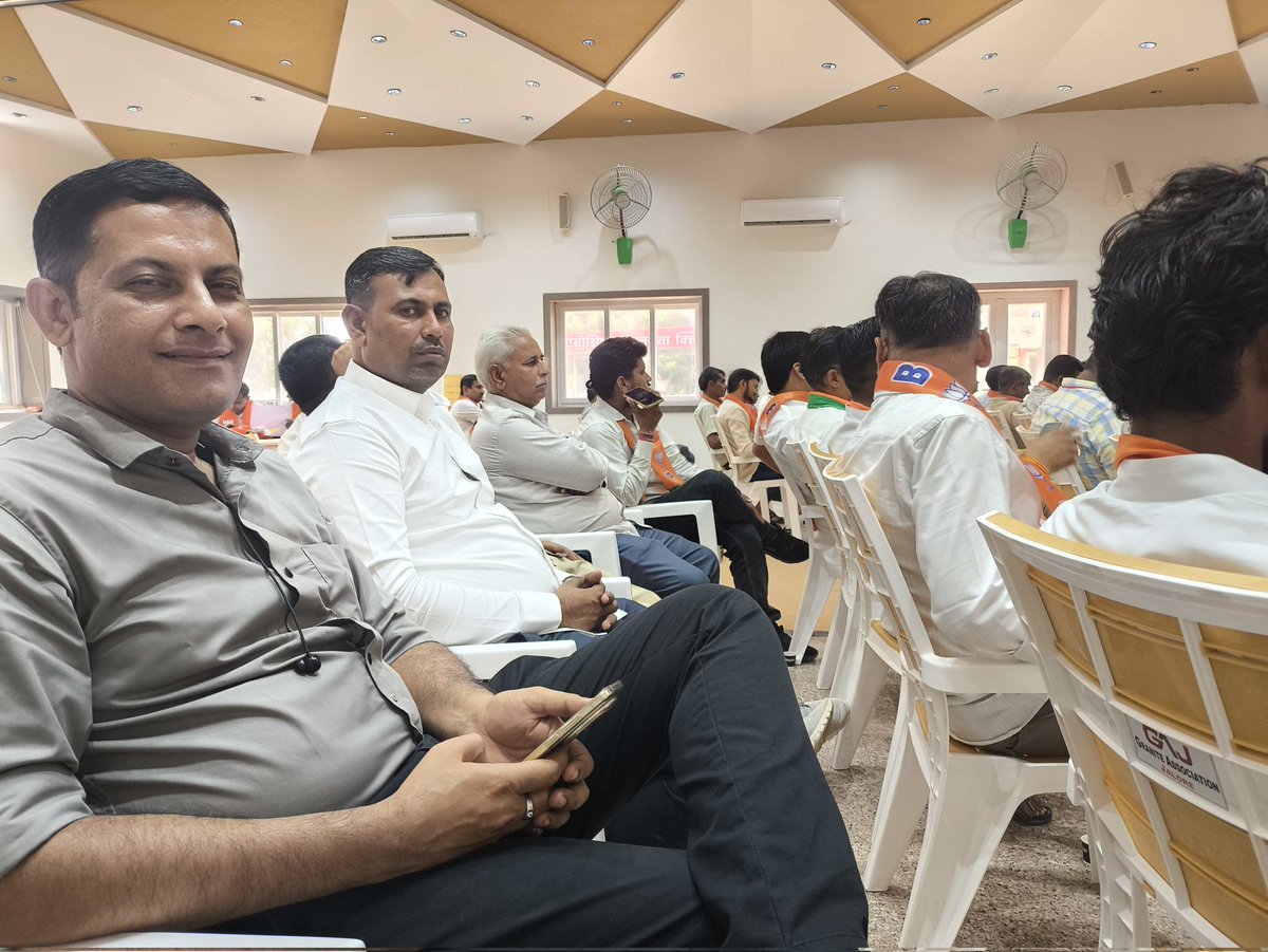 BalwantSRBJP's tweet image. आज जालोर में “हर घर तिरंगा” एवं विभाजन विभीषिका स्मृति दिवस हेतु जिला स्तरीय कार्यशाला में सहभागिता का अवसर मिला।
प्रदेश मंत्री डॉ. महेन्द्रजी कुमावत व जिलाध्यक्ष जसराज राजपुरोहित सहित अनेक गणमान्य व कार्यकर्ता उपस्थित रहे।
#हर_घर_तिरंगा 🇮🇳 #gssjalore