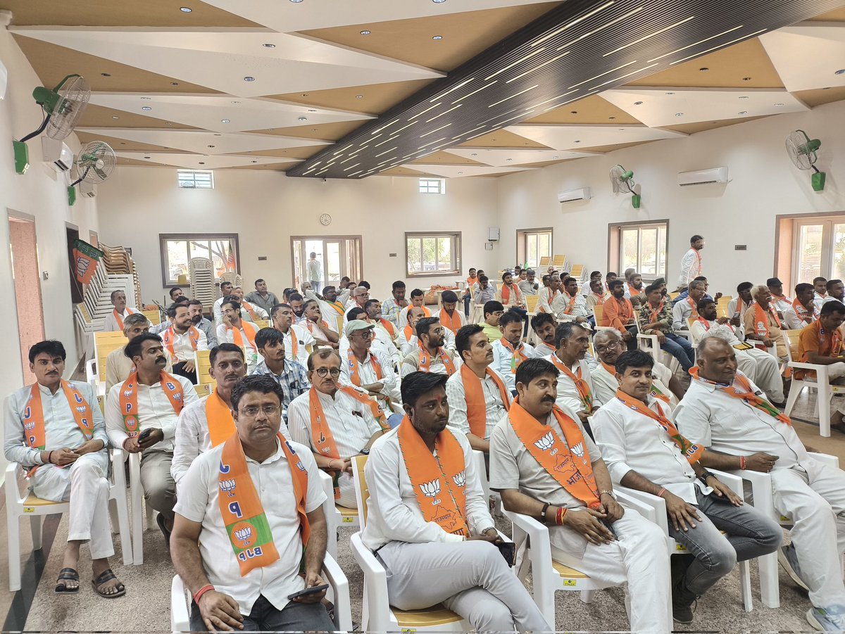 BalwantSRBJP's tweet image. आज जालोर में “हर घर तिरंगा” एवं विभाजन विभीषिका स्मृति दिवस हेतु जिला स्तरीय कार्यशाला में सहभागिता का अवसर मिला।
प्रदेश मंत्री डॉ. महेन्द्रजी कुमावत व जिलाध्यक्ष जसराज राजपुरोहित सहित अनेक गणमान्य व कार्यकर्ता उपस्थित रहे।
#हर_घर_तिरंगा 🇮🇳 #gssjalore