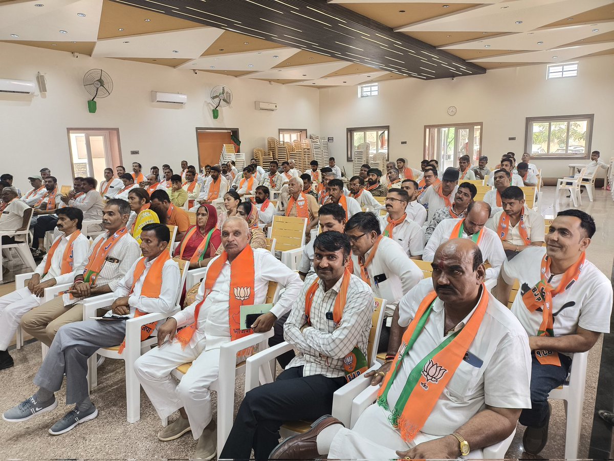 BalwantSRBJP's tweet image. आज जालोर में “हर घर तिरंगा” एवं विभाजन विभीषिका स्मृति दिवस हेतु जिला स्तरीय कार्यशाला में सहभागिता का अवसर मिला।
प्रदेश मंत्री डॉ. महेन्द्रजी कुमावत व जिलाध्यक्ष जसराज राजपुरोहित सहित अनेक गणमान्य व कार्यकर्ता उपस्थित रहे।
#हर_घर_तिरंगा 🇮🇳 #gssjalore
