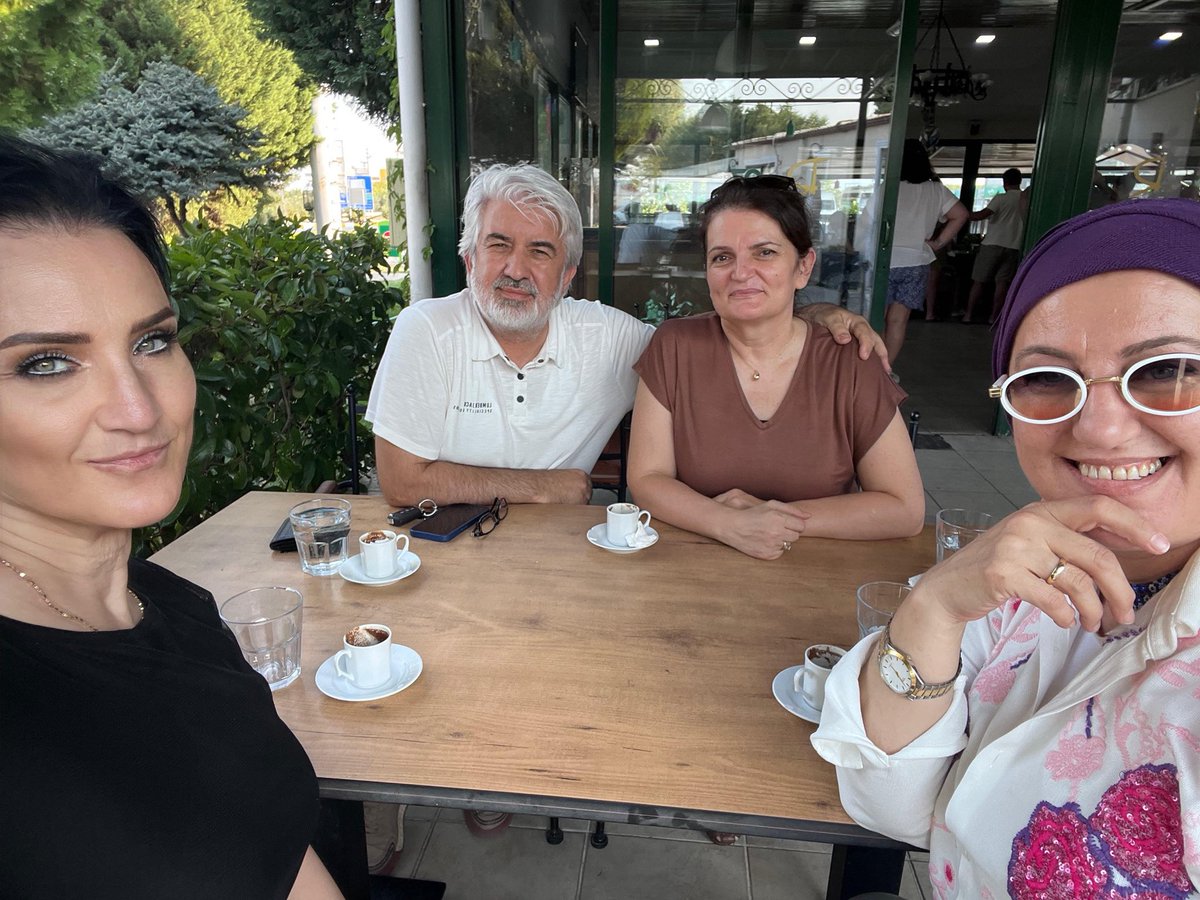 Bugün günlerden Akhisar’dı… Önceki dönem Manisa Ak Parti İl Başkanı Sayın Salih Hızlı’yı onun başkanlığında yardımcısı olan toprağım Sevgili Hanife Baran ile ziyaret ettik. “Yakub’un Tünelleri’ adlı şiir kitabımız kendisine hediye edildi. Yazarlık eğitmenliği kariyerimizin