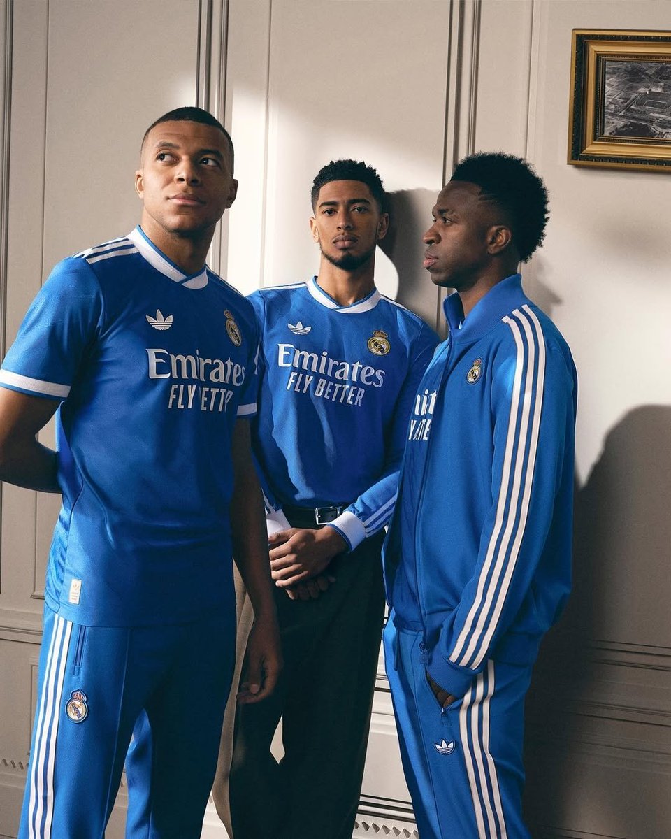 footsoccerpro's tweet photo. Le Real Madrid dégaine son nouveau maillot third 2025 2026 🔵⚪

Notre note pour ce maillot : 8/10 💥

#realmadrid https://t.co/NullA6KU7I