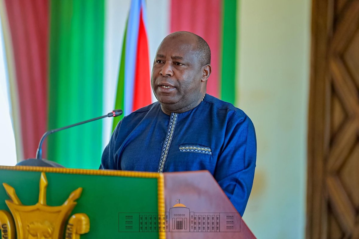 IntumwaNews's tweet photo. Le Président Evariste Ndayishimiye  tient parole : 5 partis sans siège obtiennent des postes clé dans l'administration provinciale. 

Le Président @GeneralNeva honore aujourd'hui son engagement post-électoral en nommant cinq partis sans représentation parlementaire au poste stratégique de Conseiller chargé des Affaires Sociales et Culturelles. Cette décision, matérialisée par décret présidentiel, concerne spécifiquement les cinq nouvelles provinces issues de la réforme administrative et répond directement aux demandes exprimées lors de l'évaluation du double scrutin.  

Dans chaque province, ce poste central de l'administration locale est attribué à :  
- Bujumbura : Micheline Bigirimana (Florina)  
- Buhumuza : Oswald Ntakirutimana @SahwanyaFRODEBU.  
- Butanyerera : Manitwa Ndayubah (UPD-Zigamibanga)  
- Burunga : Virginie Ndikumana @apdr_parti  
- Gitega : Alice Nshimirimana (MAC Société civile)  

Le Conseiller aux Affaires Sociales et Culturelles détient un rôle pivot dans la gouvernance provinciale, supervisant notamment la cohésion communautaire, les politiques éducatives, la santé publique et la préservation du patrimoine culturel. Une source gouvernementale souligne que cette nomination systématique à des fonctions identiques démontre une volonté d'inclusion concrète au-delà des simples déclarations d'intention.  

Cette initiative historique matérialise la promesse présidentielle d'associer tous les acteurs politiques à la construction nationale, indépendamment de leur représentation à l'Assemblée.
#Burundi