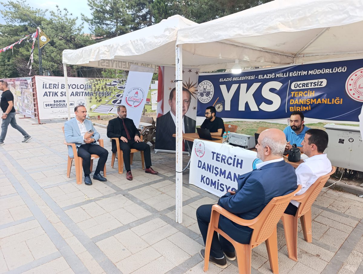Milli Eğitim Müdürümüz Sayın Beraat Şahin, Müdürlüğümüz tarafından Cumhuriyet Meydanı’nda hizmet vermeye başlayan “YKS Tercih Danışma Birimi”ni ziyaret etti. 
YKS tercihlerini yapacak olan öğrencilerimize profesyonel destek veren birimde alanında uzman öğretmenlerimiz görev