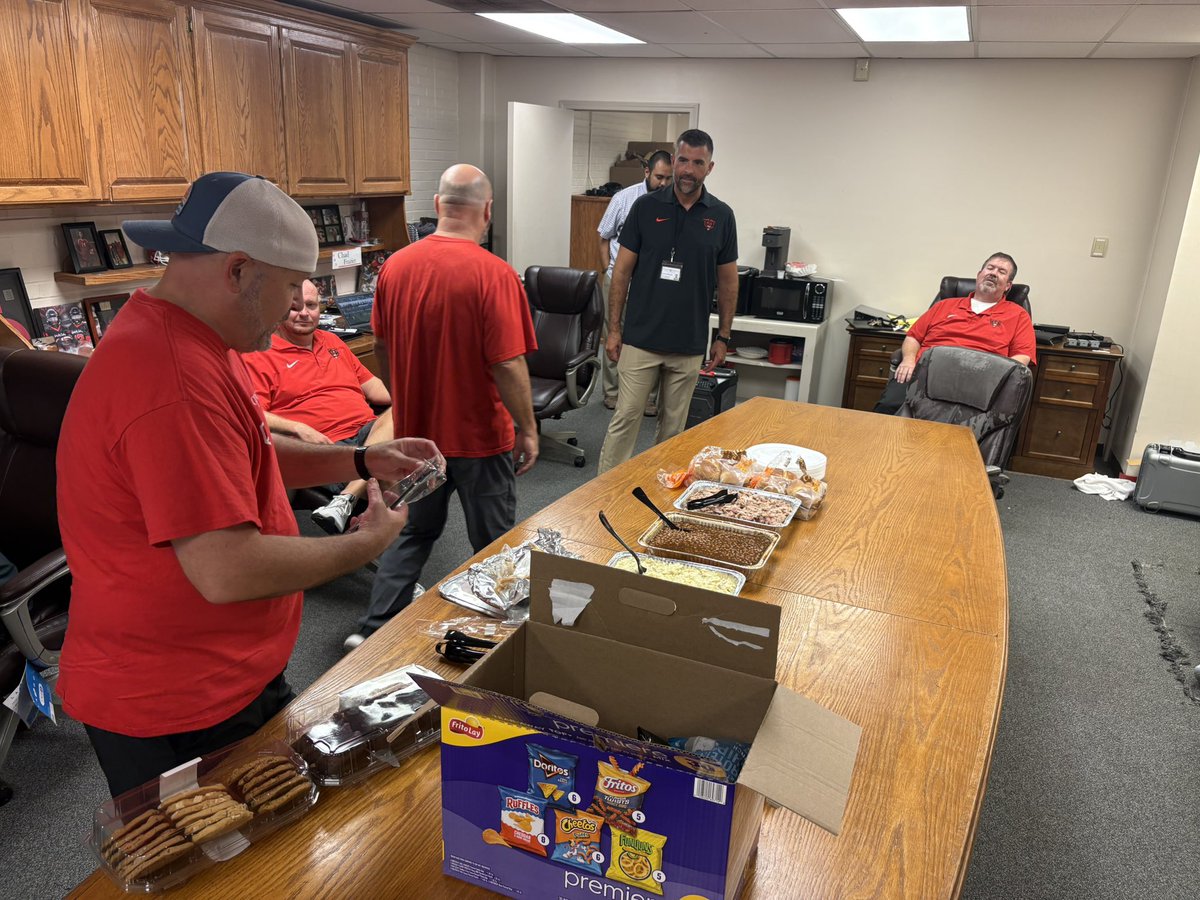 Shout out to Mr. Joe Caldarera and Art’s Barbecue for providing lunch for our Northside Coaches today! 🐻