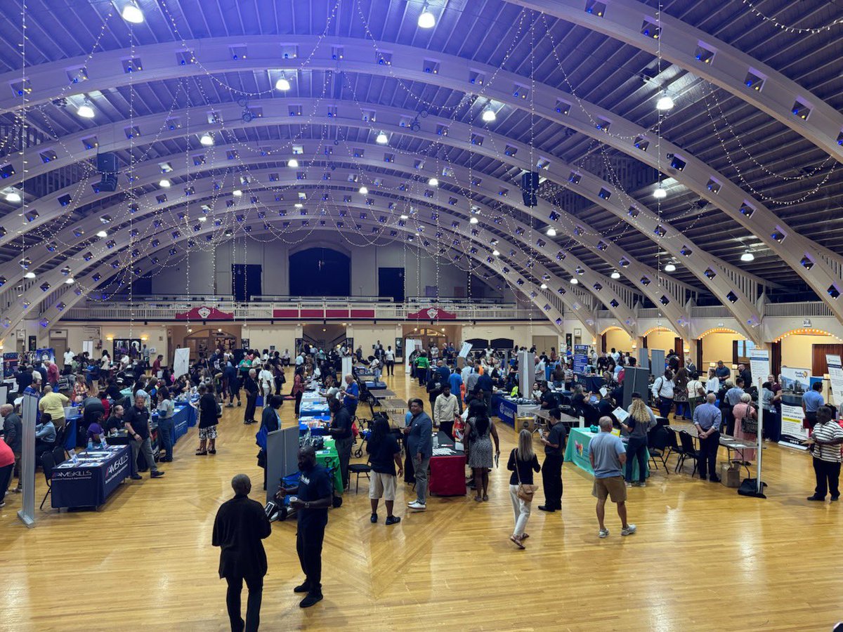 pinellasreentry's tweet photo. Fantastic Showcase of Services at the Palladium in St Petersburg yesterday!  Hundreds of people came through, getting resources and jobs!  Thank you to all who attended and all our partners! @renewhope @CareerSourceHP @StPeteFL @spcnews https://t.co/LiUf8VxGsw