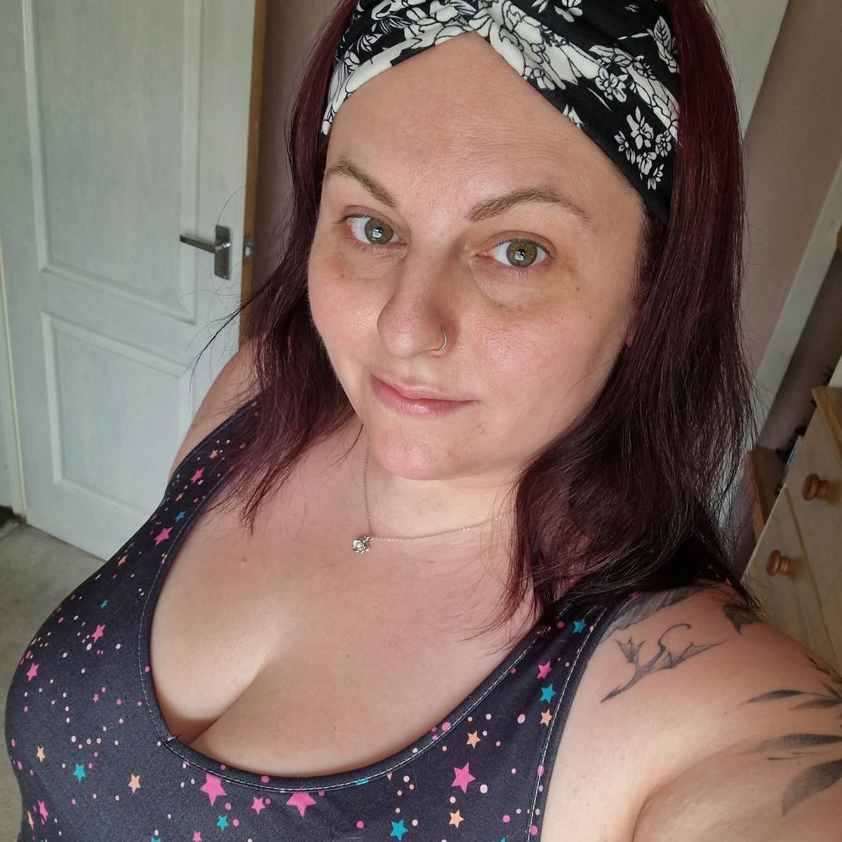 #NewProfilePic
I used to really hate my face without makeup. Trying to love myself more, be kinder to myself and be more proud of myself as I get older. Life is too short to hate yourself and worry what others think of you 🖤