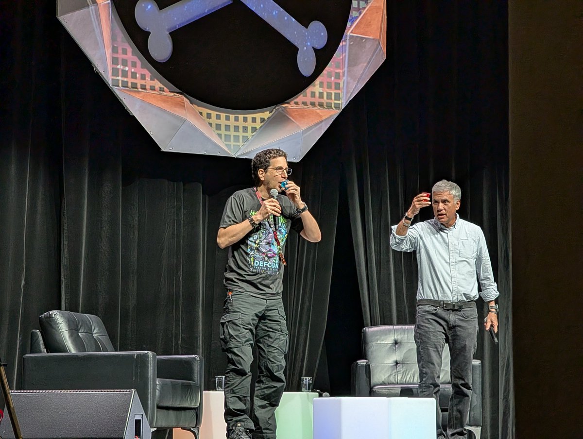 ericgeller's tweet image. Former NSA Director Paul Nakasone just did a jello shot with @defcon founder Jeff Moss as day 1 of the conference kicks off.