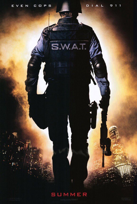 Il y a 22 ans, Clark Johnson envoyait le #SWAT, tiré de la série culte.
Casting parfait, le vétéran, le bad guy, le jeune premier, le méchant frenchy, des scènes d’actions practicals, une bande originale entraînante et un scénario efficace font de cette adaptation une réussite.