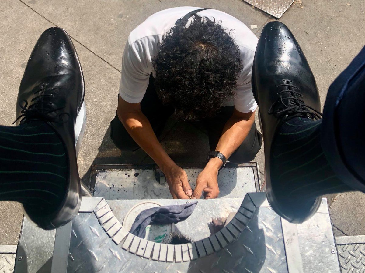 poor shoeshine man, mexico city