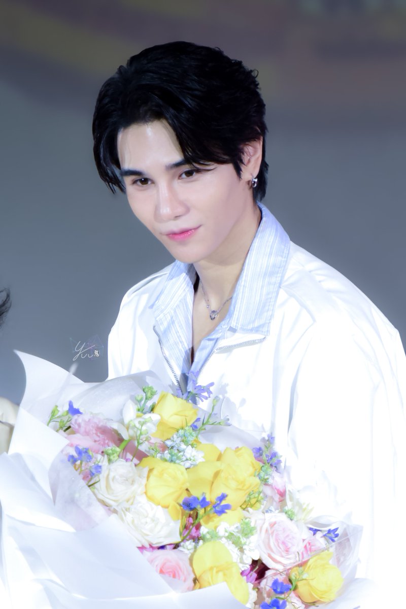 cuteyuuneko's tweet photo. ดอกไม้กับคนสวย.....(สวยแบบอีนิกม่า)😏

#BrandsxJeffSatur
#AddFlovorToYourLife
#JeffSatur
#JeffSaturByYuu https://t.co/u6jMgn93R0