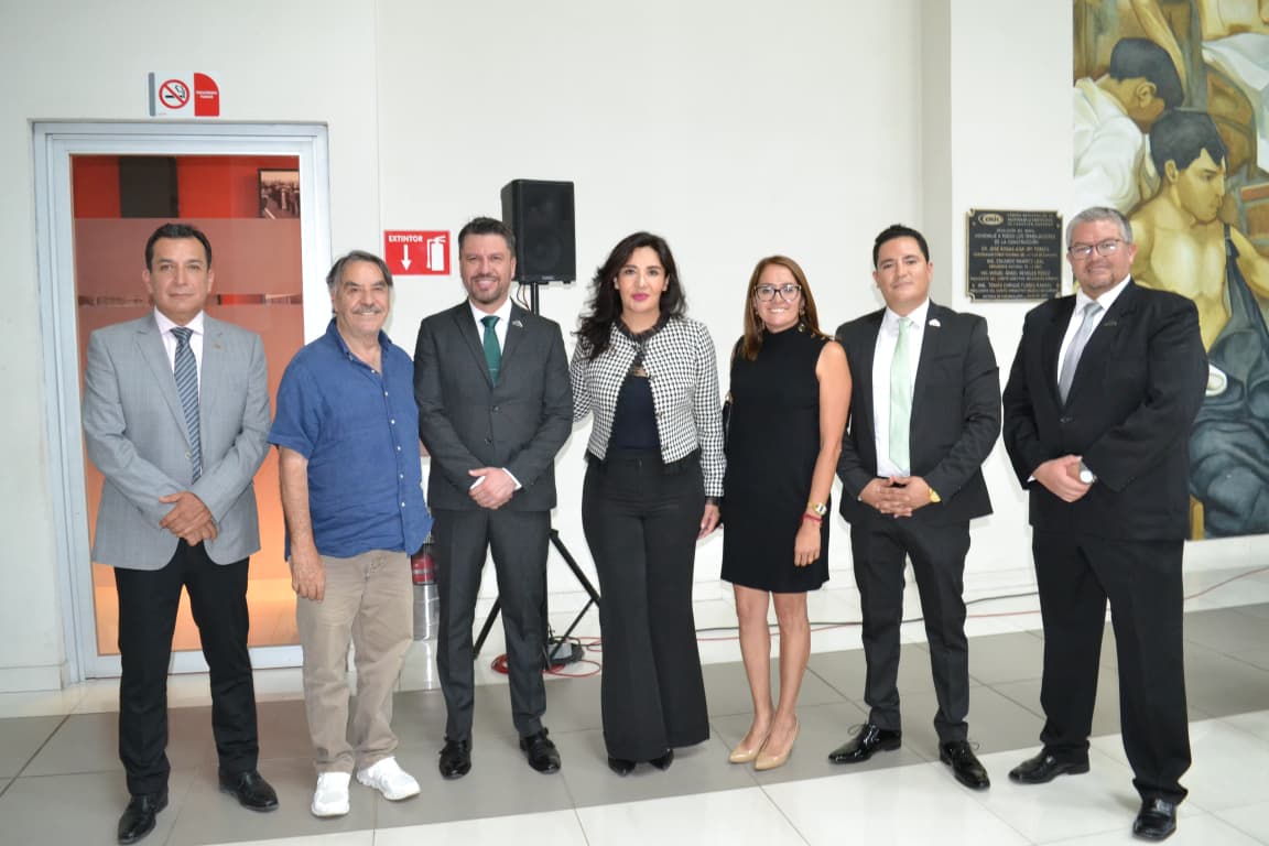 Un gusto haber saludado y acompañado a colegas, en la toma de protesta del nuevo Consejo Directivo del <a href="/cavg_dgo/">Colegio de Arquitectos del Valle del Guadiana A.C.</a>, encabezado por el Arq. Christian Silva, a quien deseo el mayor de los éxitos. 👏

Mi reconocimiento también al Arq. Carlos Sánchez, por su gestión e importante labor.