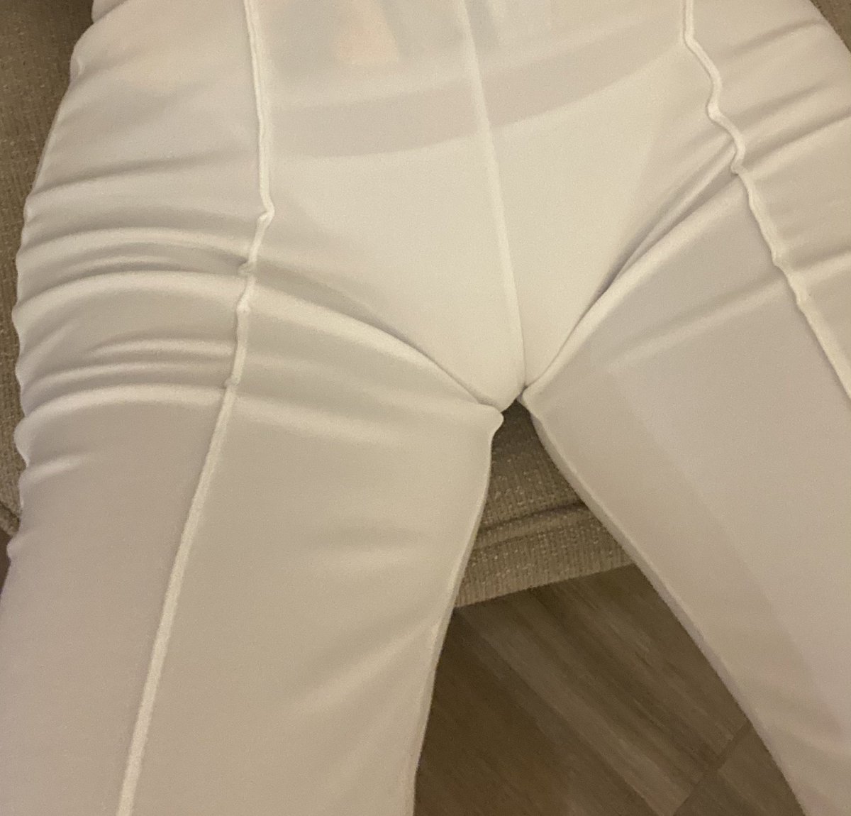 kinkycat04's tweet photo. Repost and drop a message if you wanna Unveil what's in that  V shaped Mystery box 🎁💦💦❤️ https://t.co/c1v5bFdZTE