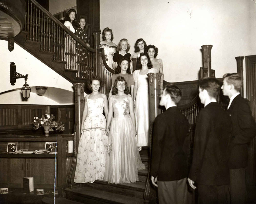 Let's go girls! 💃 #FDUWhatsOld

📸 FDU Libraries Digital Archives

#myfdu #fairleighdickinsonuniversity #throwback #flashback