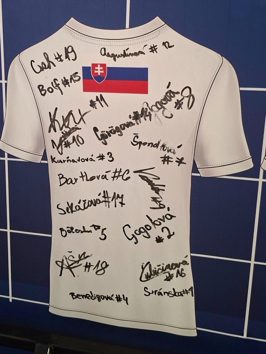 Dievčatá 🇸🇰 #SZH W-17, veľká vďaka za emócie, ktoré sme dnes prežívali na <a href="/EHF_Activities/">European Handball Federation</a> na Bemax-aréne 👏🏻. 🇸🇰:🇲🇪  2️⃣9️⃣:2️⃣7️⃣. Držíme palce  1️⃣0️⃣.8️⃣. v boji o 🤾‍♀️🥇. 🫶🏻