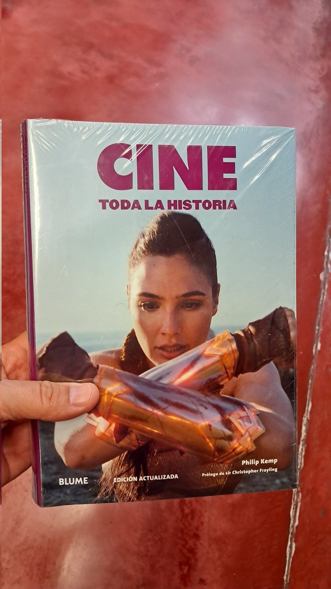 Será cuestion de gustos, pero jamás se me hubiera ocurrido ilustrar un libro de la historia del cine con una imagen de Wonder Woman.