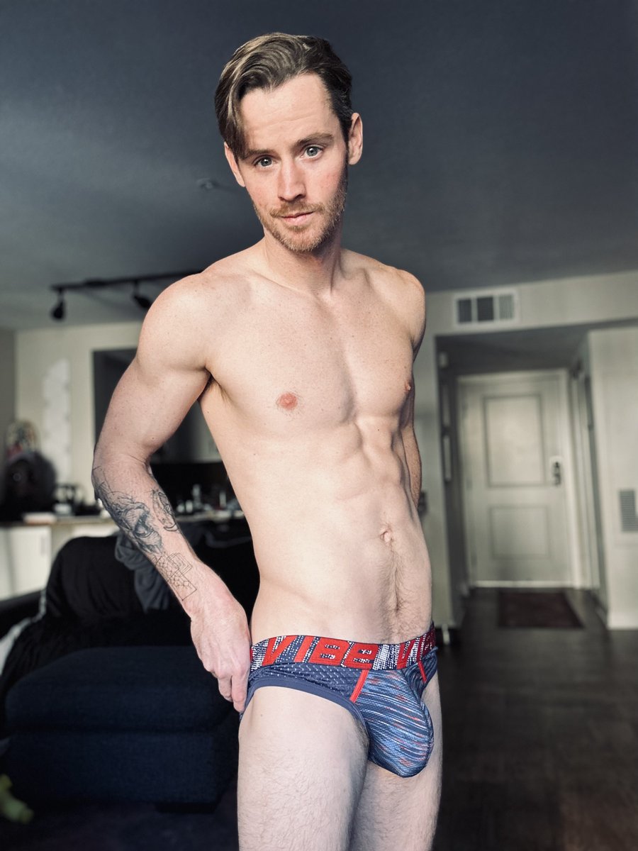 _danbensonSFW's tweet photo. Boxers or briefs? 🤔 https://t.co/ScxBbHBoS8