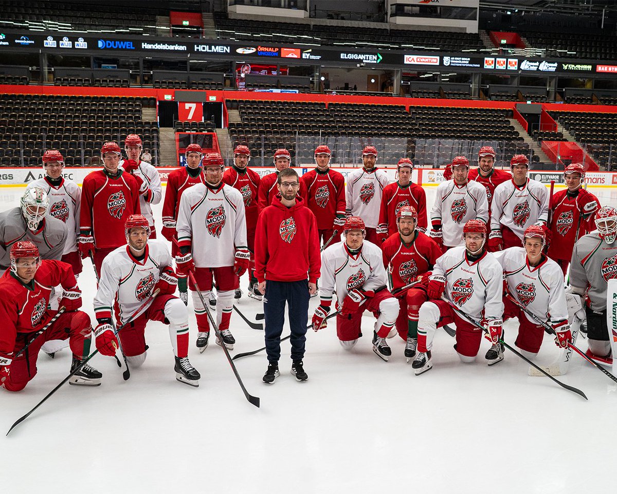 MoDoiten Linus Brand från Vedum vann i vintras en auktion som MoDo Hockey hade ihop med AjaBajaCancer. 

Vinsten var en träff med AjaBajaCancers ambassadör Linus Ullmark samt en signerad klubba. 

På fredagen möttes de båda Linusarna över en lunch i Hägglunds Arena! 🤝

#modose