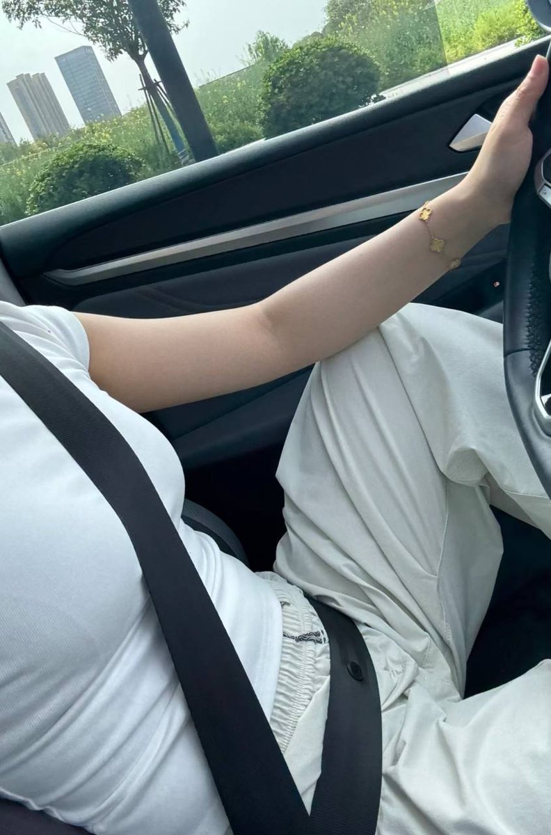 来自老公的偷拍，男人是真不会拍照，硬生生的把我拍成了刚烈的女汉子😢 https://t.co/CM01TfFt2Y