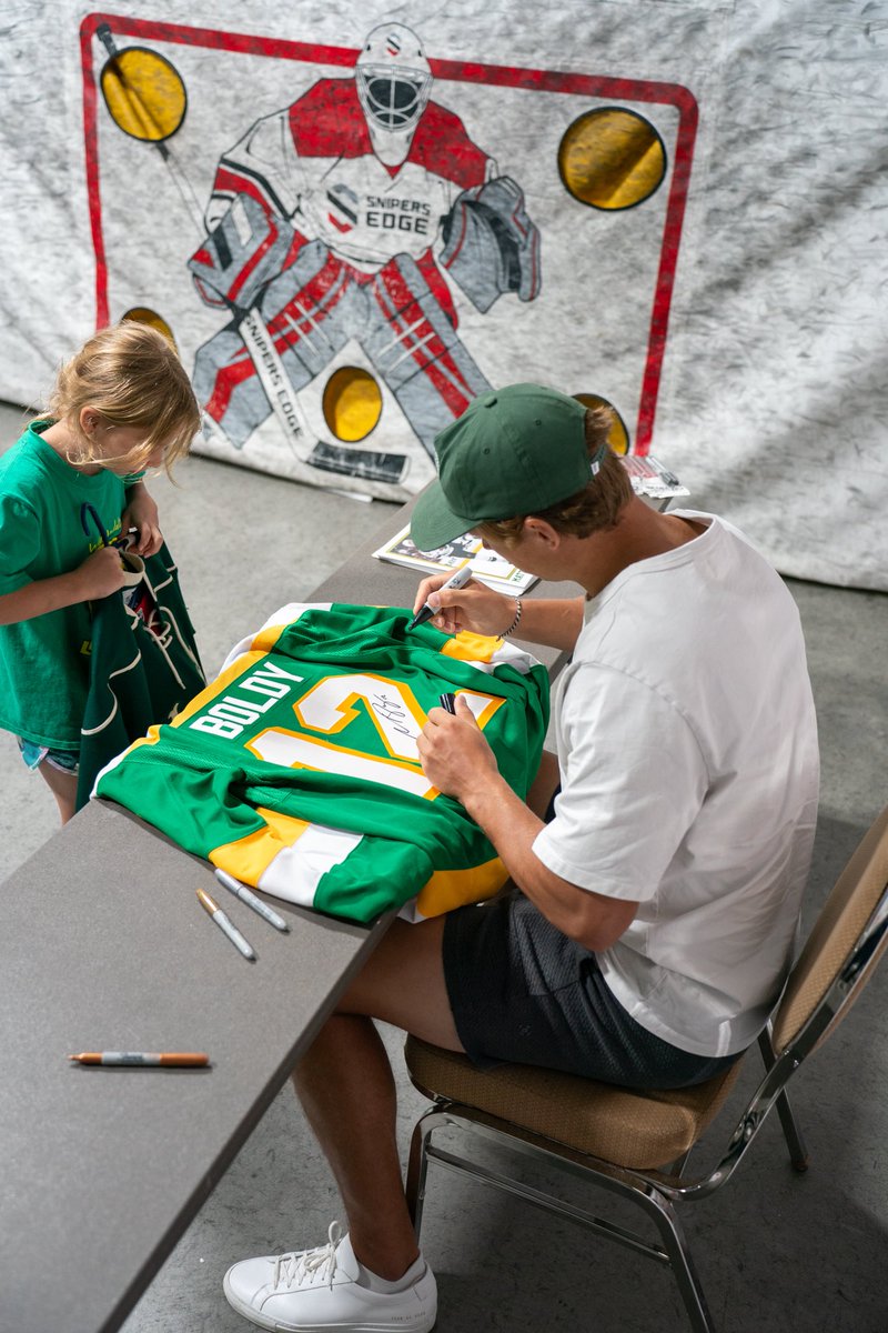 Wes Walz Hockey School meets Matt Boldy 🤩 <a href="/mnwild/">Minnesota Wild</a>