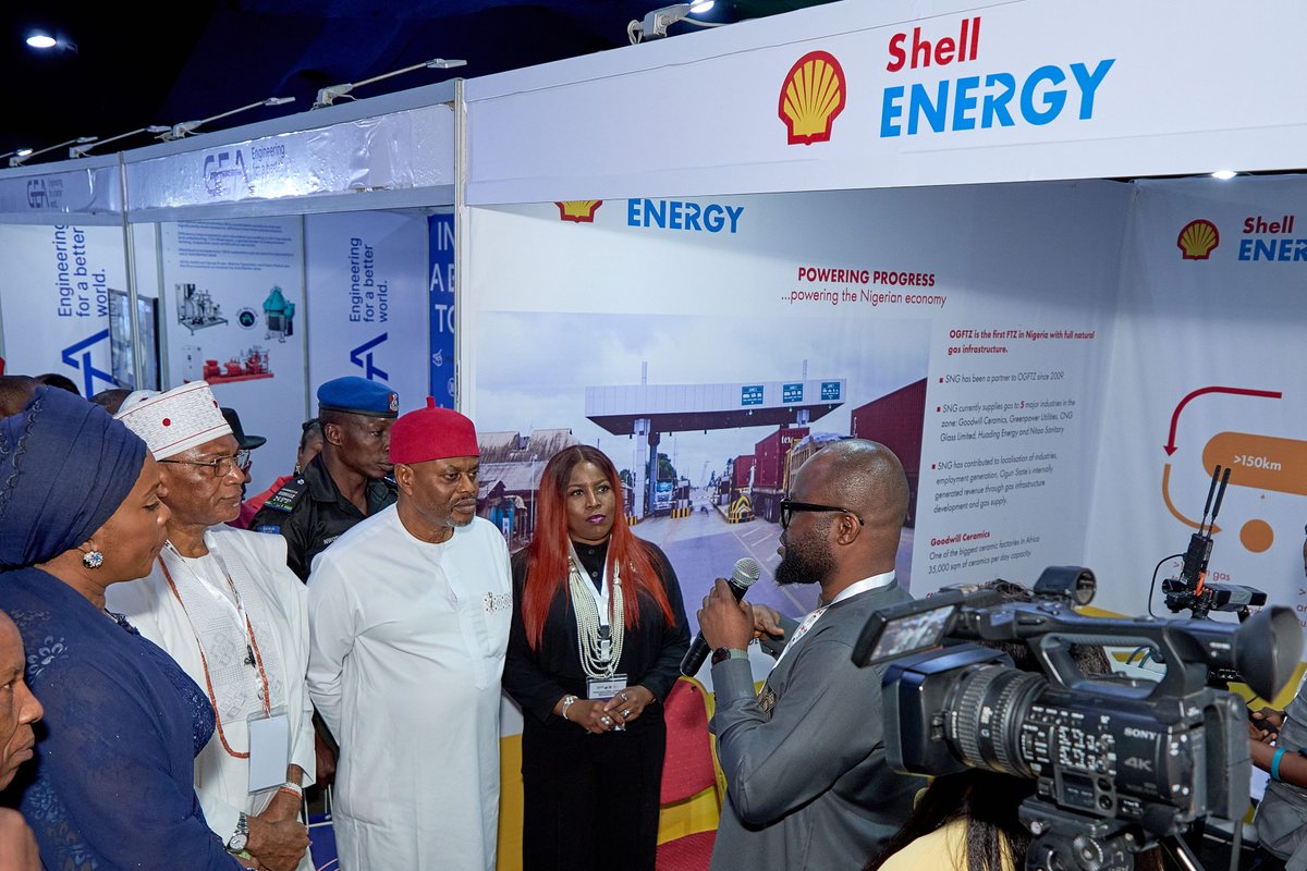 Shell_Nigeria's tweet image. Okocha Chidiebere welcomes guests to SNG Booth and showcases SNG as the Gas partner of Choice.

#MAN
#SNG 
#ShellBooth 
#NaturalGasPartnerOfChoice 
#PoweringProgress