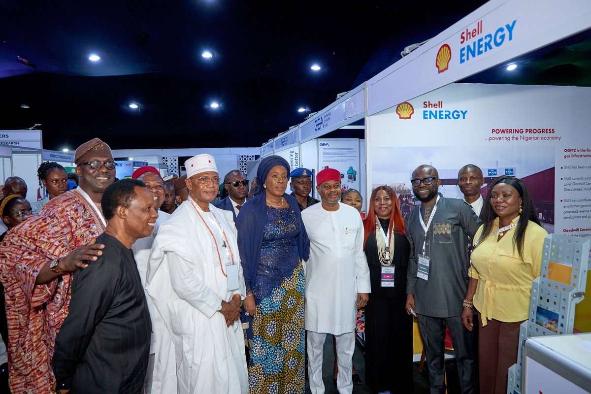 Shell_Nigeria's tweet image. Okocha Chidiebere welcomes guests to SNG Booth and showcases SNG as the Gas partner of Choice.

#MAN
#SNG 
#ShellBooth 
#NaturalGasPartnerOfChoice 
#PoweringProgress