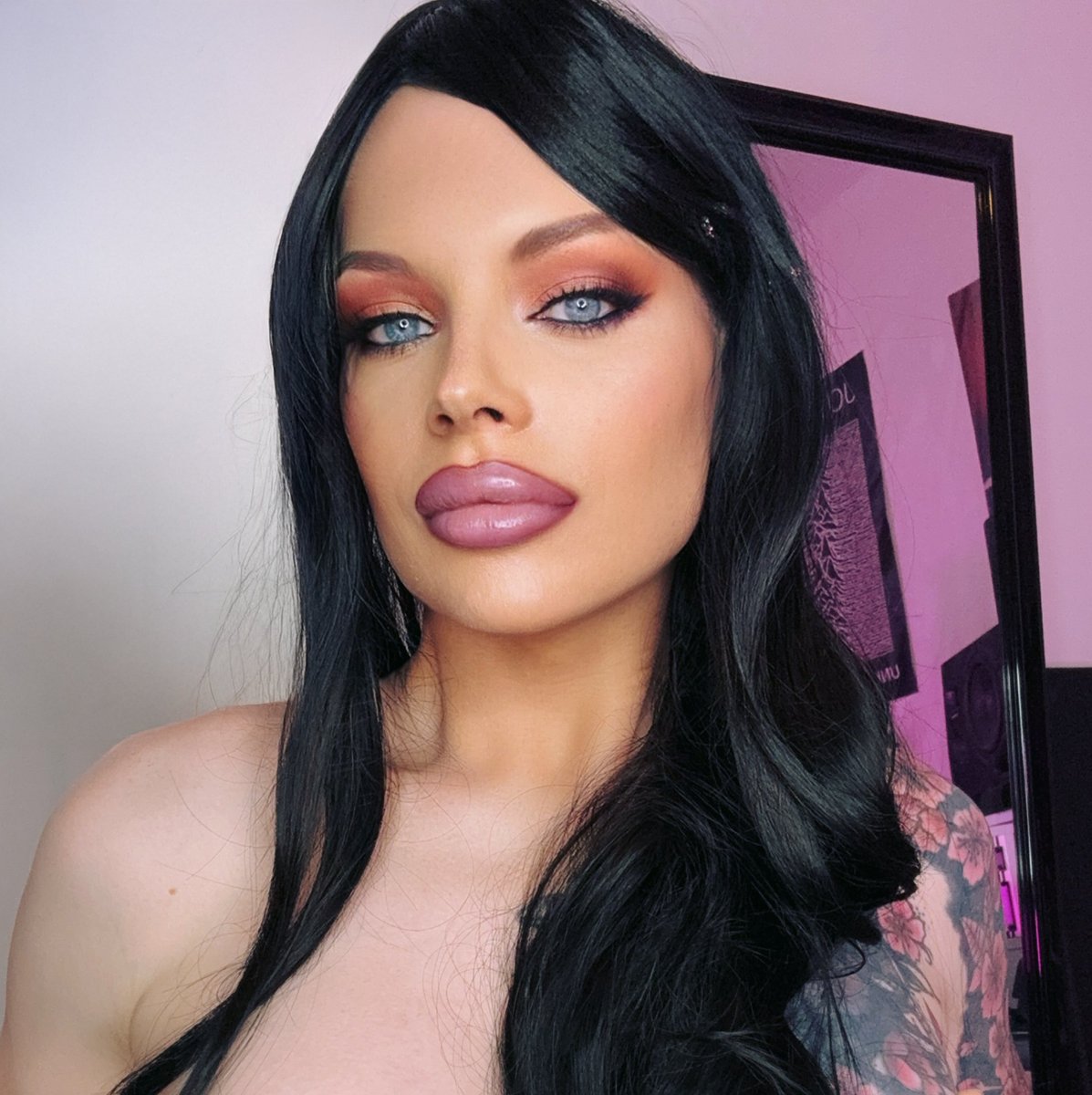 This is my ‘be nice or I’ll write a song about you’ face 🎤🖤